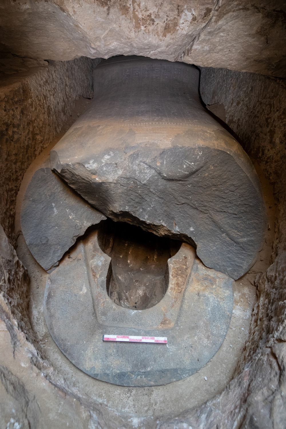 Ještě před archeology sem stihli vniknout zloději. Ti rozbili sarkofág, tělo s cennými šperky odnesli a na svém místě nechali pouze část pohřební výbavy.